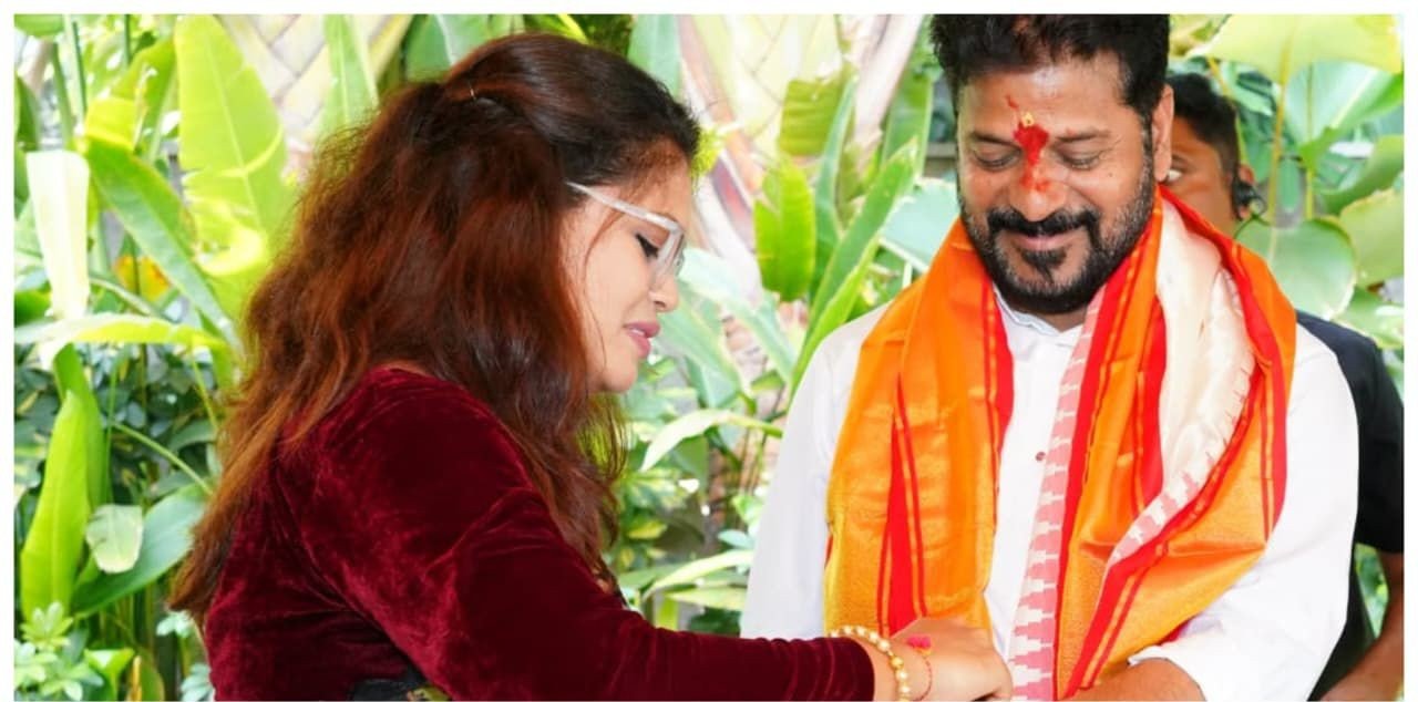 సీఎం రేవంత్ రెడ్డికి రాఖీ కడుతున్న గడ్డం ఇందుప్రియ