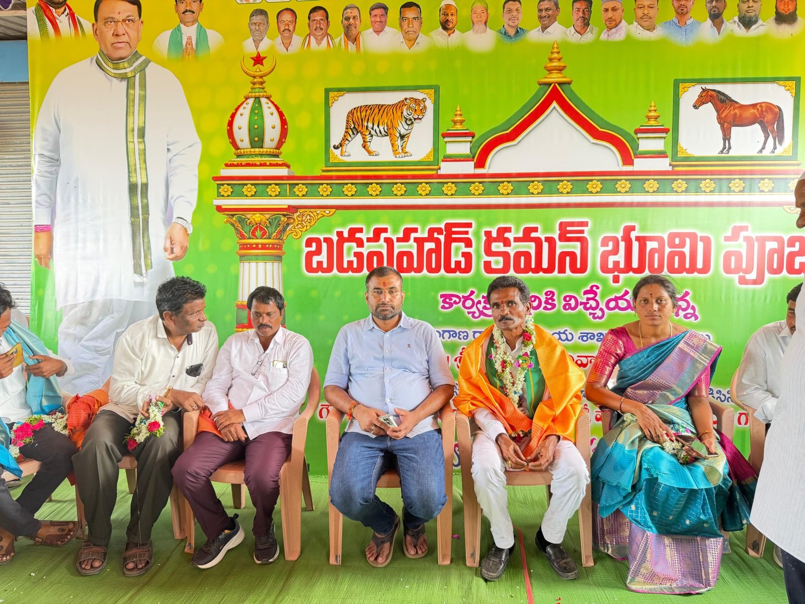 బాడాపహాడ్ కమాన్ భూమి పూజలో పాల్గొన్న నాయకులు