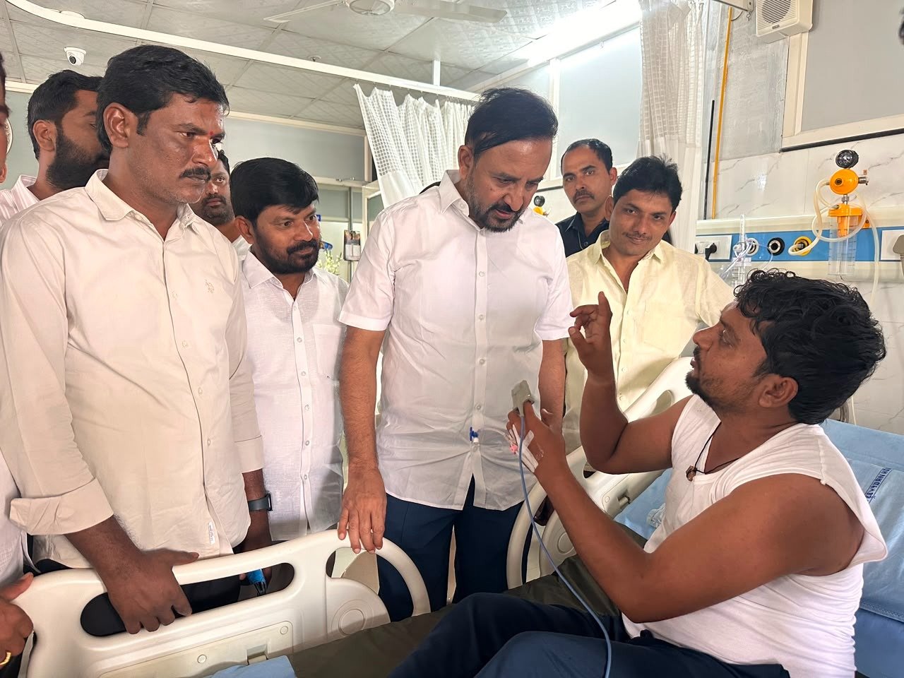 నేరల్ తండా ఉపసర్పంచ్ నెహ్రును పరామర్శించిన ఎమ్మెల్యే మదన్ మోహన్