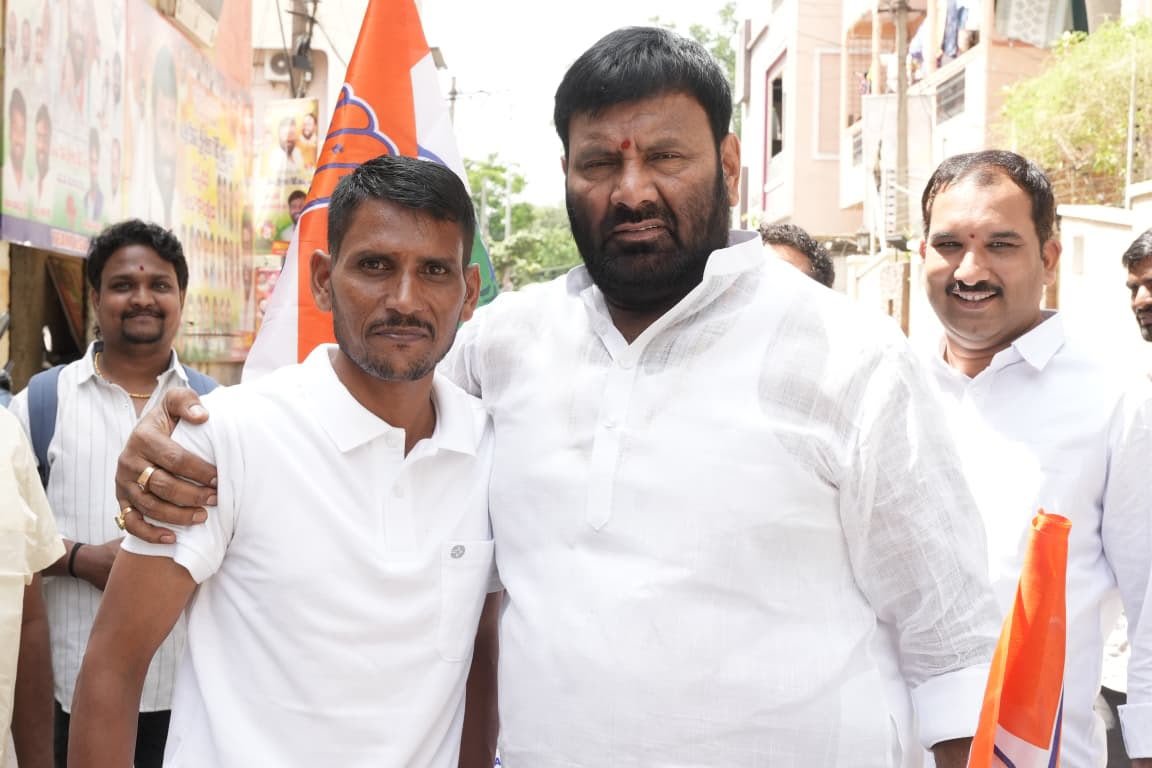 సోను యాదవ్ మరియు నాయకులు