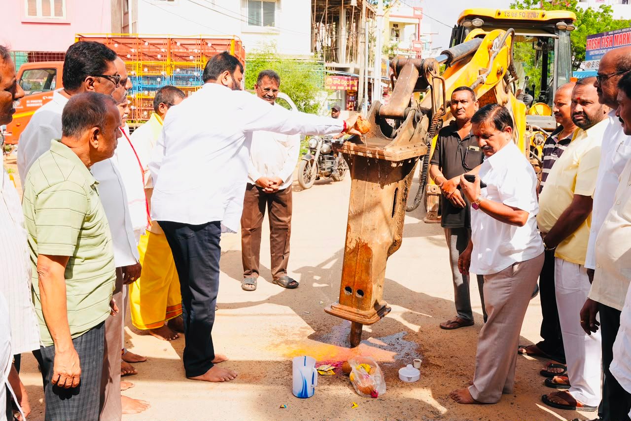 సీసీ రోడ్ల నిర్మాణ పనులకు శంకుస్థాపన కార్యక్రమం