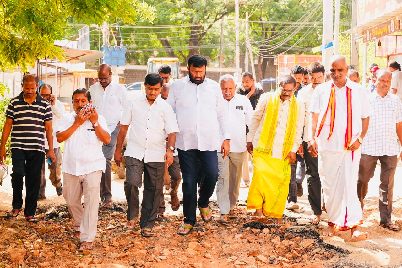 ఉషోదయ కాలనీలో సీసీ రోడ్ల నిర్మాణ ప్రాంతంలో కార్యక్రమం