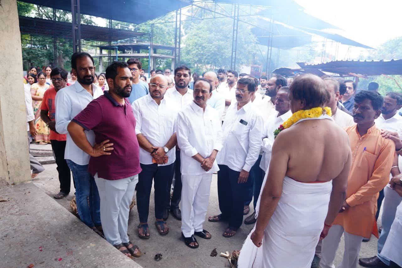 కాల్వ ప్రజ్ఞ అంత్యక్రియలకు హాజరైన ఈటల రాజేందర్