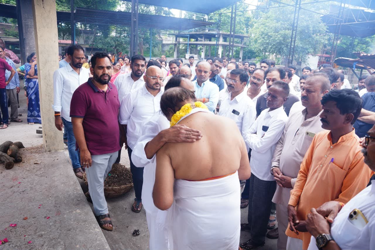 ఈటల రాజేందర్ కాల్వ ప్రజ్ఞ కుటుంబ సభ్యులను పరామర్శించారు
