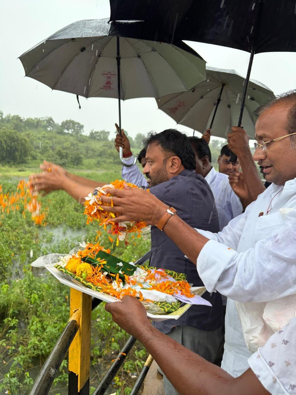 ఎమ్మెల్యే తోట లక్ష్మీకాంతరావు పర్యవేక్షణ