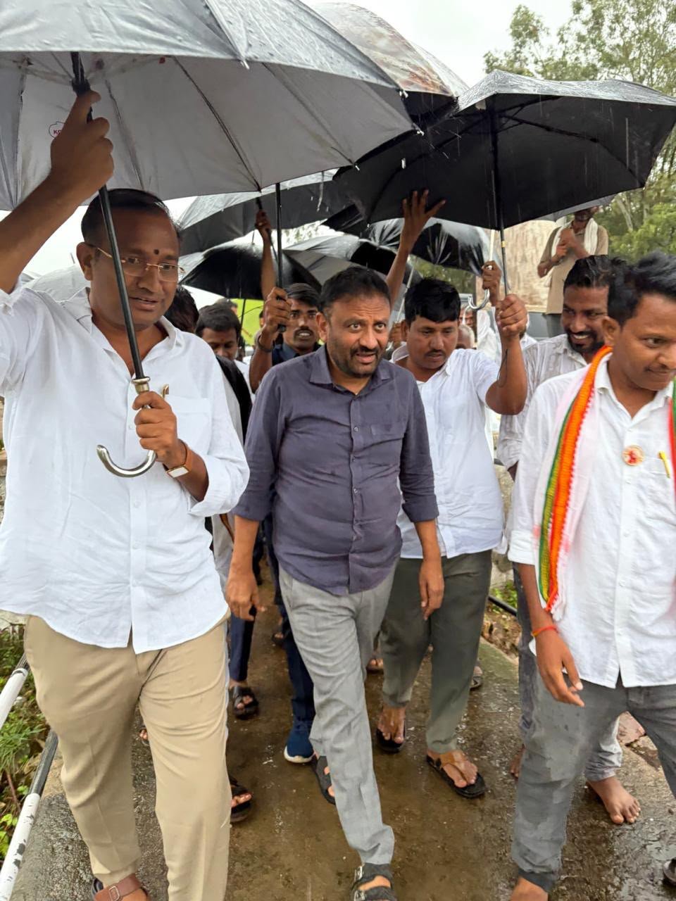 కౌలాస్ నాలా వద్ద అధికారులు