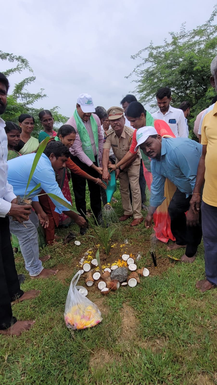 వనమహోత్సవ కార్యక్రమంలో మొక్కలు నాటుతున్న అధికారులు