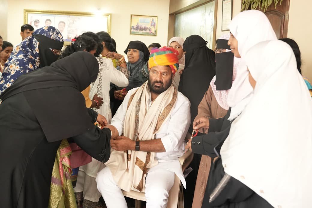 రాఖీ పౌర్ణమి సందర్భంగా కూన శ్రీశైలం గౌడ్ నివాసంలో మహిళలు