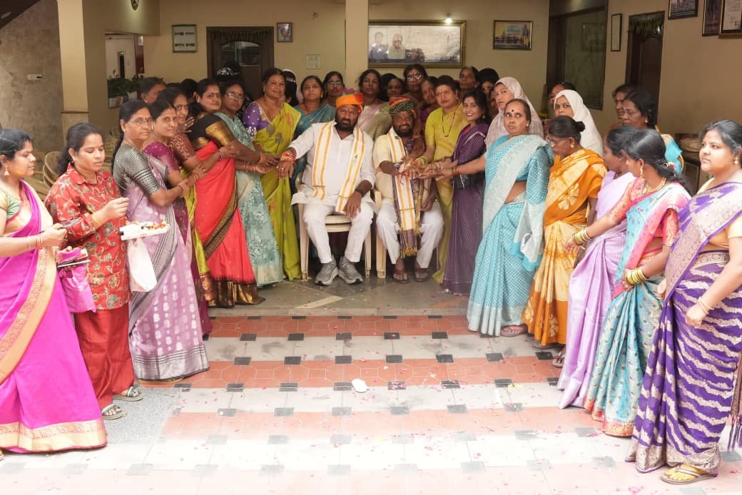 కూన శ్రీశైలం గౌడ్‌కు రాఖీ కడుతున్న మహిళలు