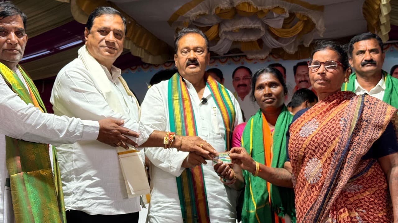 స్మార్ట్ రేషన్ కార్డుల పంపిణీ కార్యక్రమం