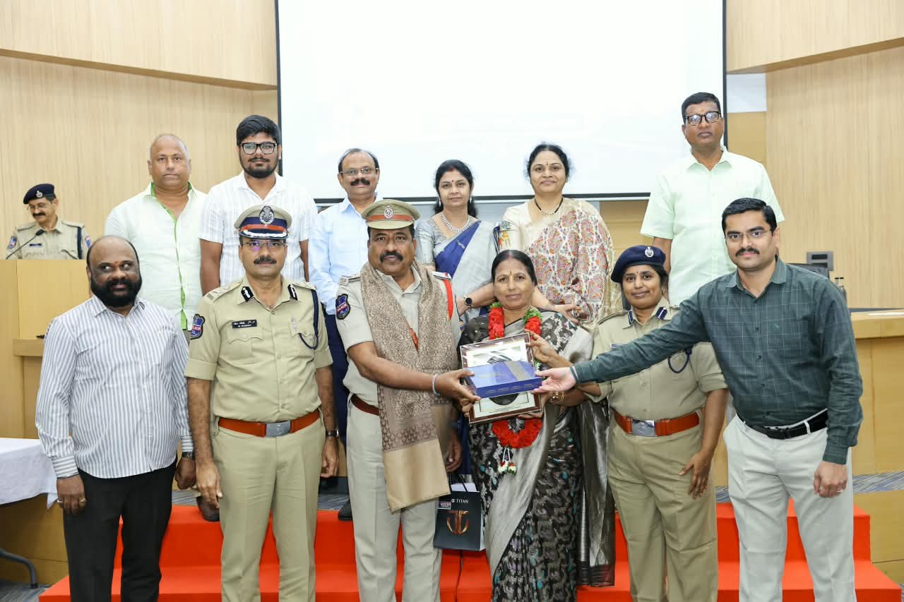 పదవీ విరమణ పొందిన పోలీస్ అధికారులు