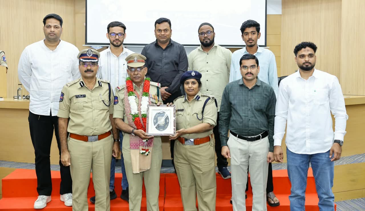 పోలీస్ అధికారుల సన్మాన కార్యక్రమం