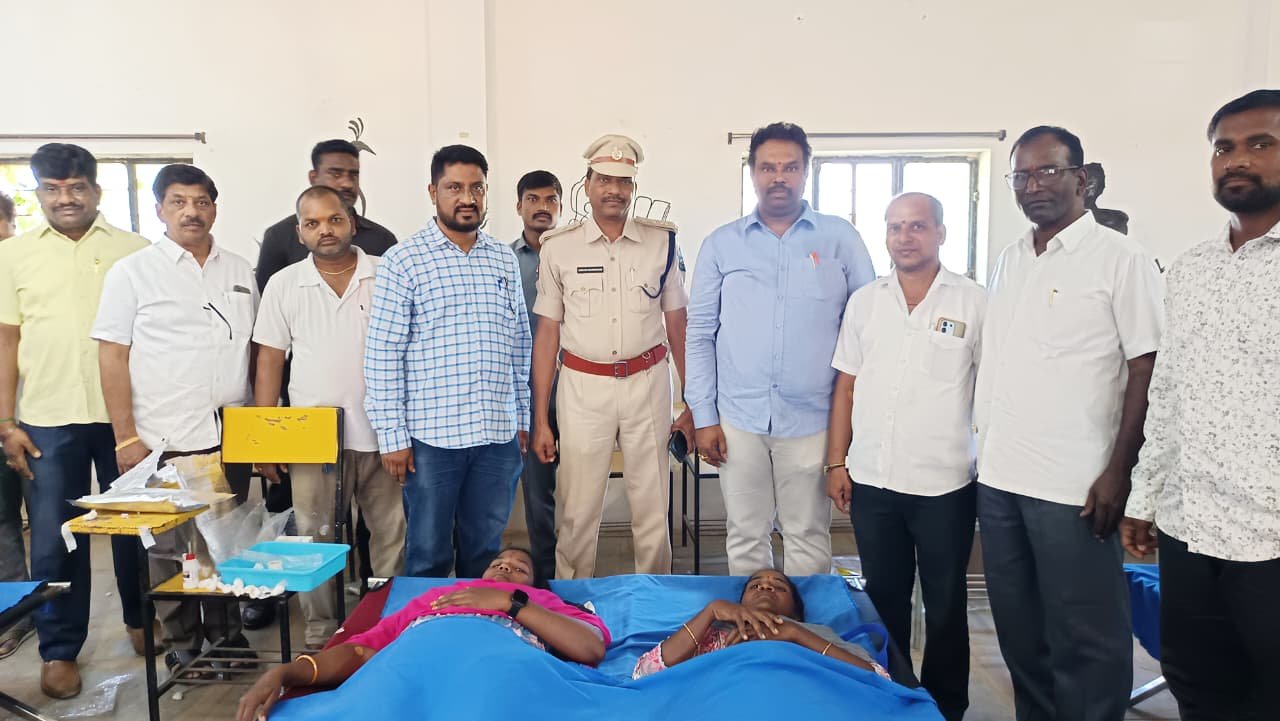 కామారెడ్డి మెగా రక్తదాన శిబిరంలో రక్తదాతలకు హెల్మెట్లు అందజేస్తున్న కార్యక్రమ దృశ్యం