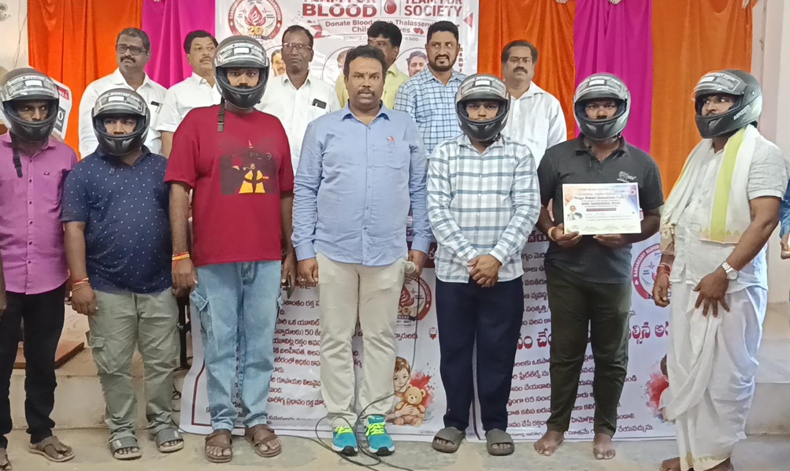 కామారెడ్డిలో నిర్వహించిన మెగా రక్తదాన శిబిరంలో పాల్గొన్న రక్తదాతలు