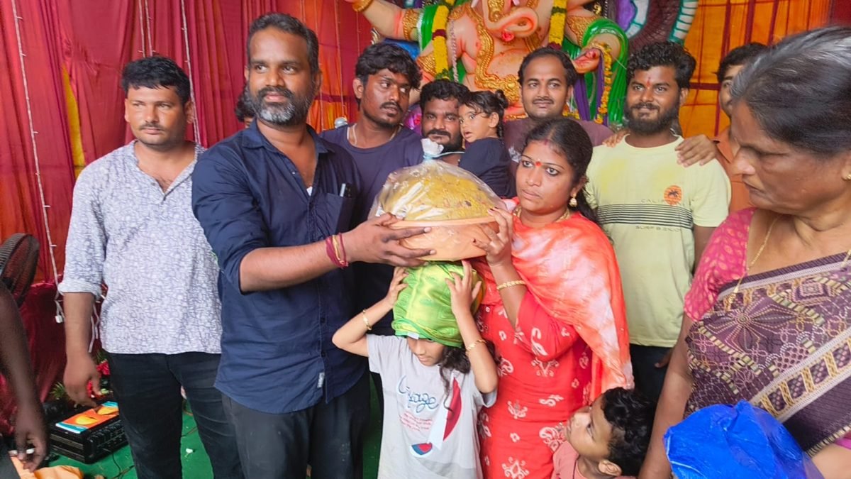 గార్ల జీవంజిపల్లి గణేష్ లడ్డు వేలం పాటలో పాల్గొన్న భక్తులు