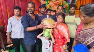 గార్ల జీవంజిపల్లి గణేష్ లడ్డు వేలం పాటలో పాల్గొన్న భక్తులు