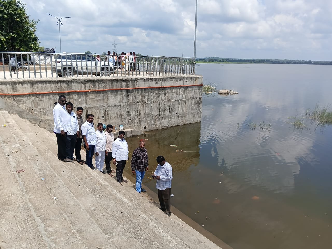 ఎల్లారెడ్డి మున్సిపాలిటీ పరిధిలో కొనసాగుతున్న సెంటర్ డివైడర్ లైటింగ్ పనులు