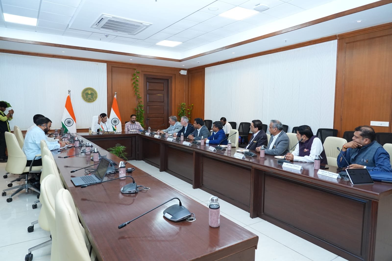 సమావేశంలో పాల్గొన్న ప్రతినిధులు