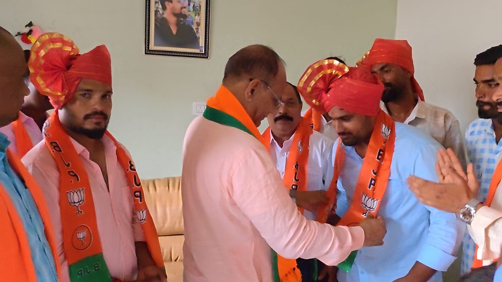 లింగంపేట్‌లో బీజేపీలో చేరిన నాయకులు, కార్యకర్తలతో పైడి ఎల్లారెడ్డి