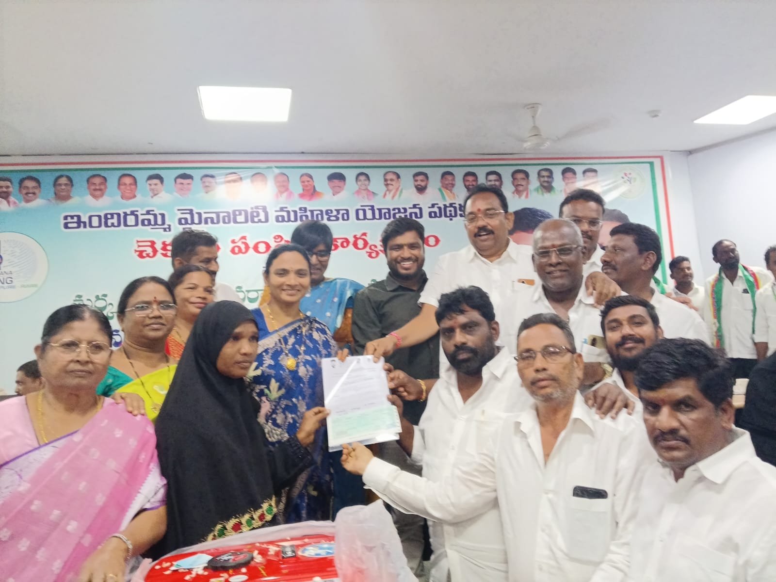 లబ్ధిదారులకు చెక్కుల పంపిణీ