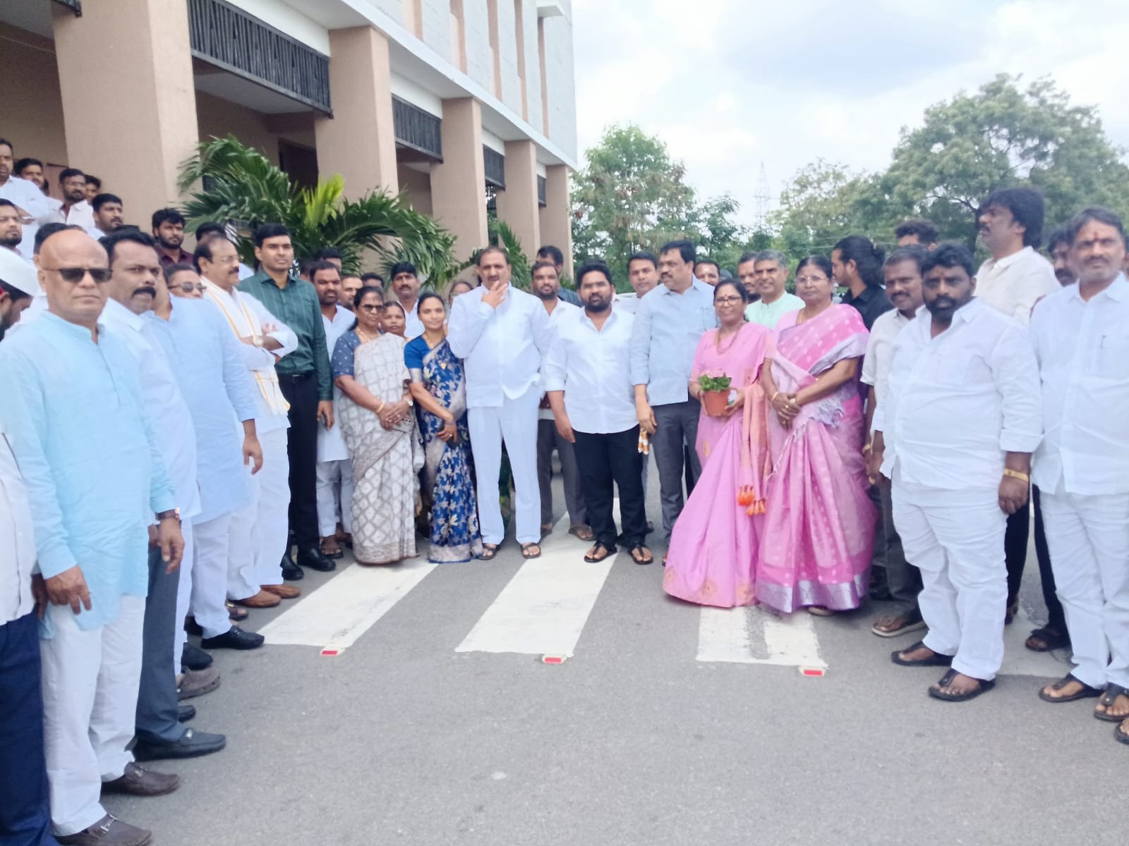 ఇందిరమ్మ మైనారిటీ మహిళ యోజన కార్యక్రమంలో పాల్గొన్న అధికారులు మరియు ప్రజాప్రతినిధులు
