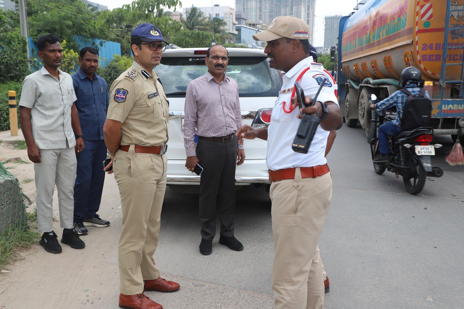 సైబరాబాద్ ట్రాఫిక్ అధికారులు రహదారిపై పరిశీలన చేస్తున్న దృశ్యం