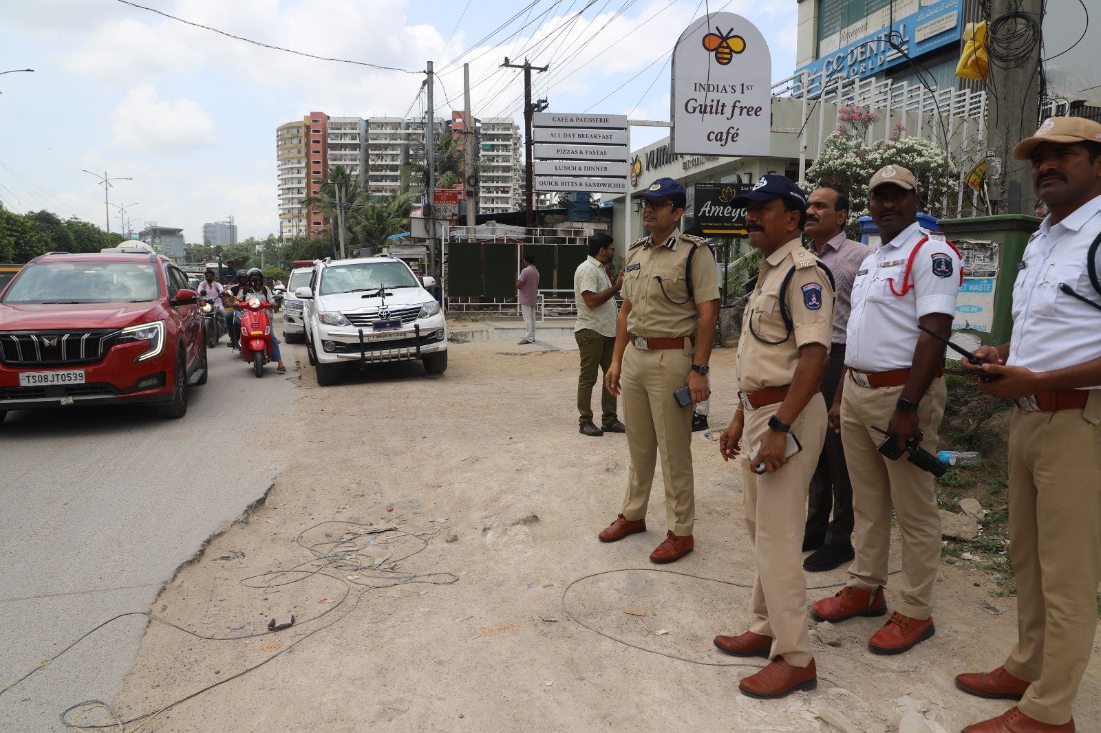 సైబరాబాద్ ట్రాఫిక్ పోలీసులు రహదారి పరిస్థితులను పరిశీలిస్తున్న దృశ్యం