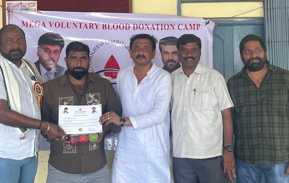 పవన్ కళ్యాణ్ జన్మదిన వేడుకల్లో అభిమానులు