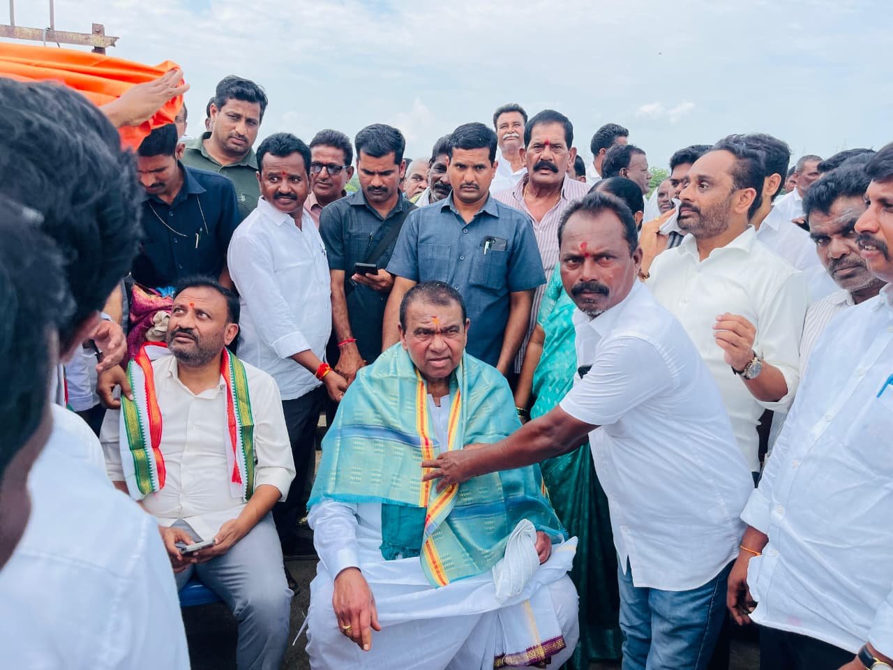 నిజాంసాగర్ సాగునీటి విడుదల కార్యక్రమంలో అధికారులు మరియు ప్రజాప్రతినిధులు
