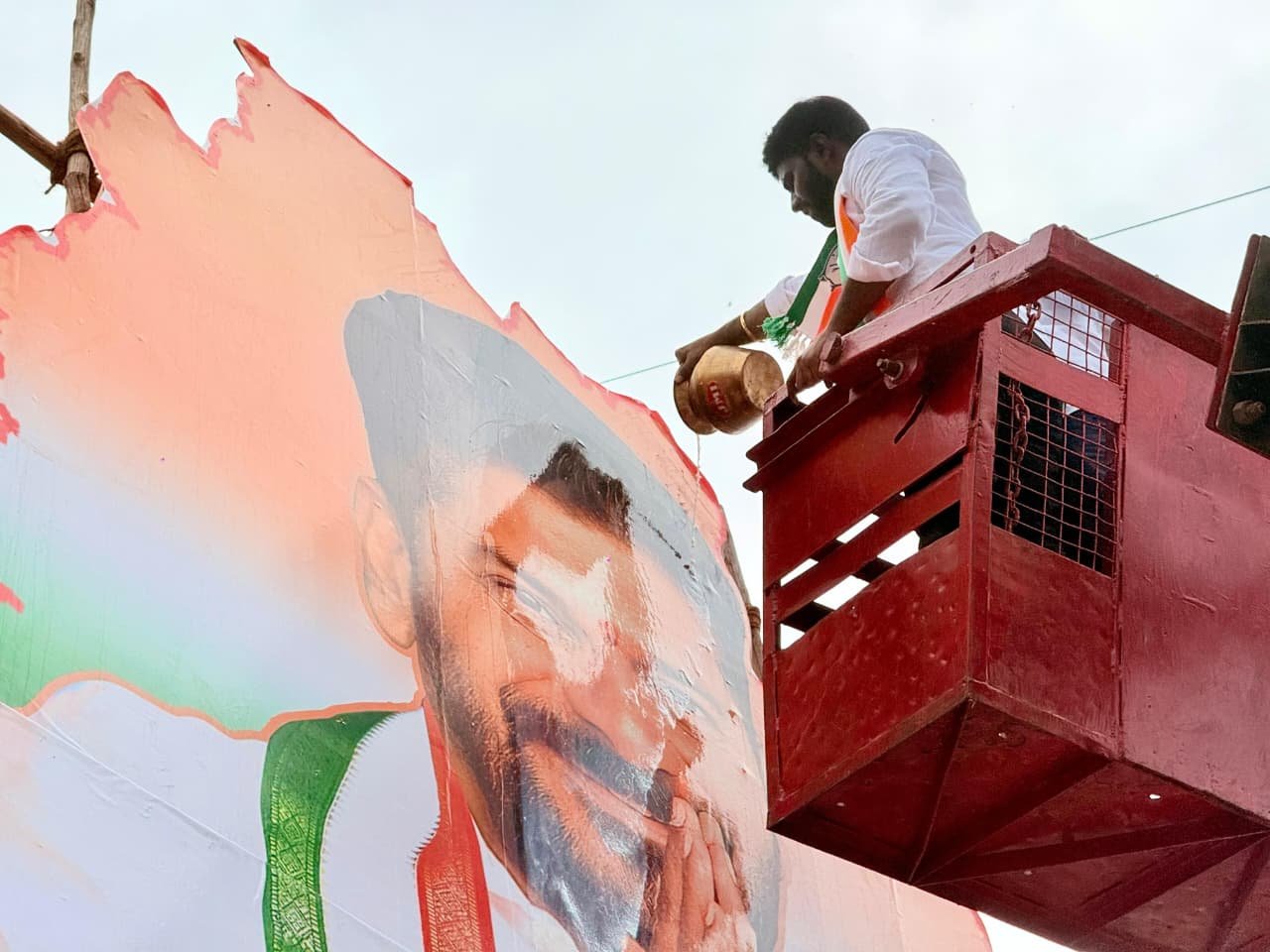కాంగ్రెస్ నాయకులు నిర్వహించిన బైక్ ర్యాలీ