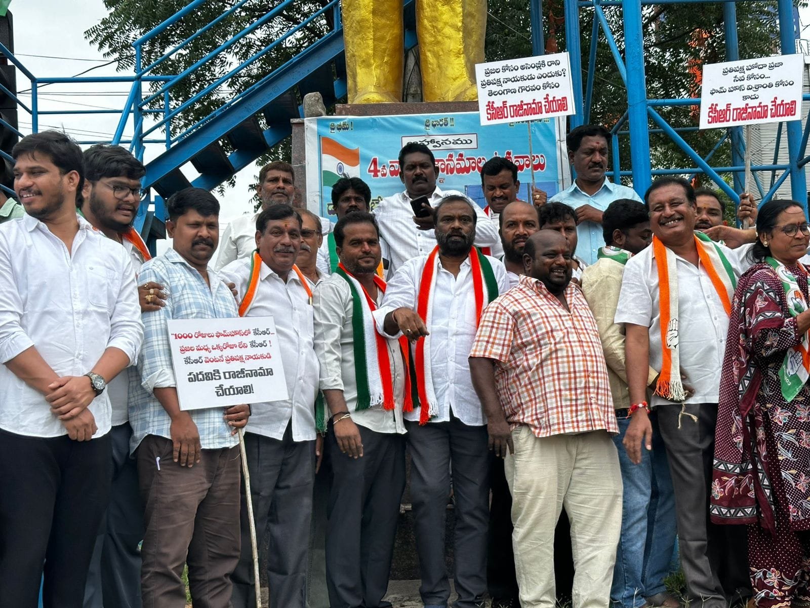 కేసీఆర్ రాజీనామా చేయాలని కాంగ్రెస్ నాయకుల బైక్ ర్యాలీ
