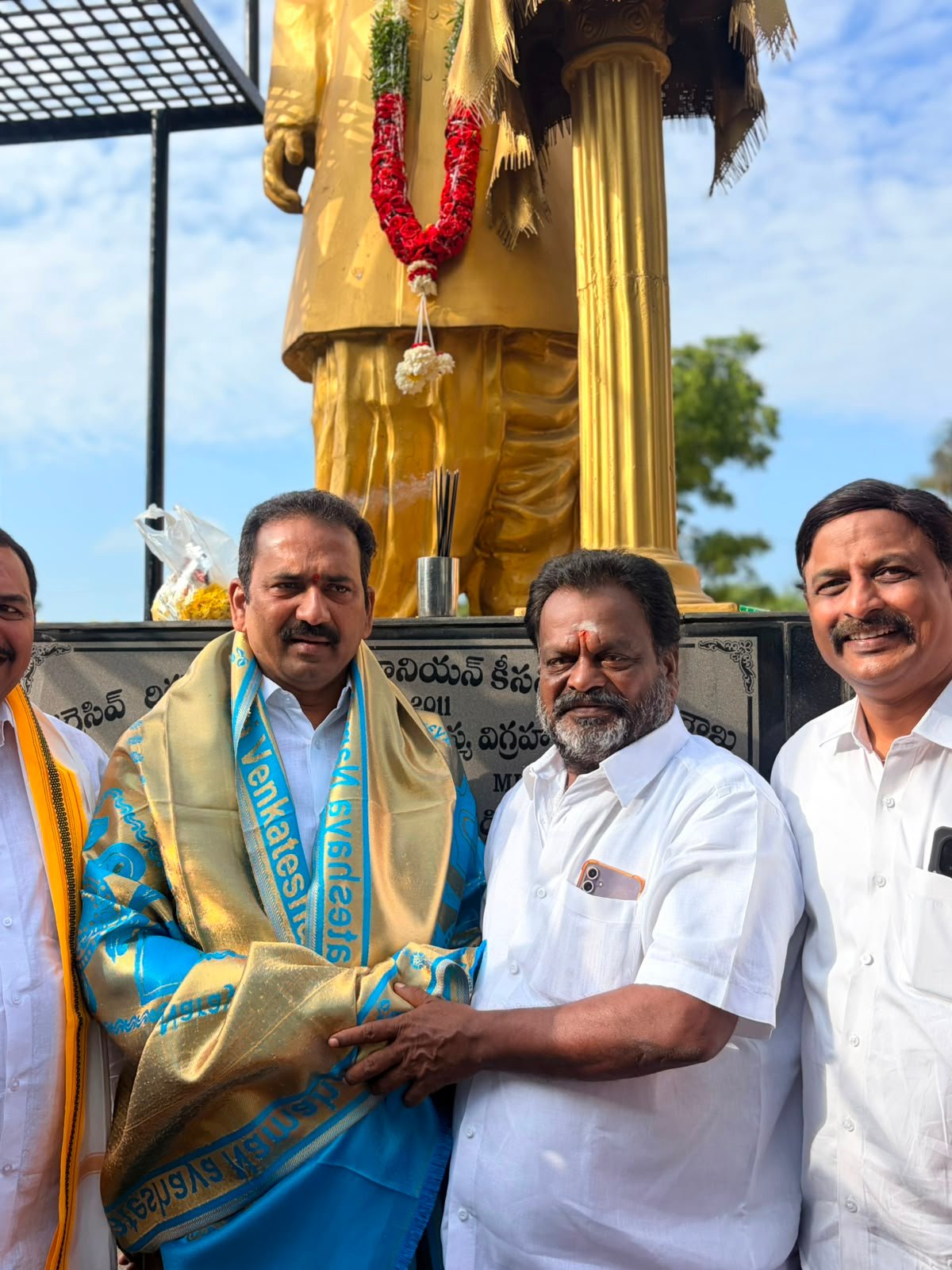ఉపాధ్యాయ దినోత్సవం సందర్భంగా ఉపాధ్యాయులను సన్మానిస్తున్న దృశ్యం