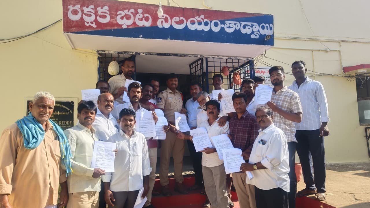 ఎల్లారెడ్డి పోలీస్ స్టేషన్‌లో ఎమ్మెల్యే శంకరయ్యపై ఫిర్యాదు చేస్తున్న బీఆర్‌ఎస్ నేతలు