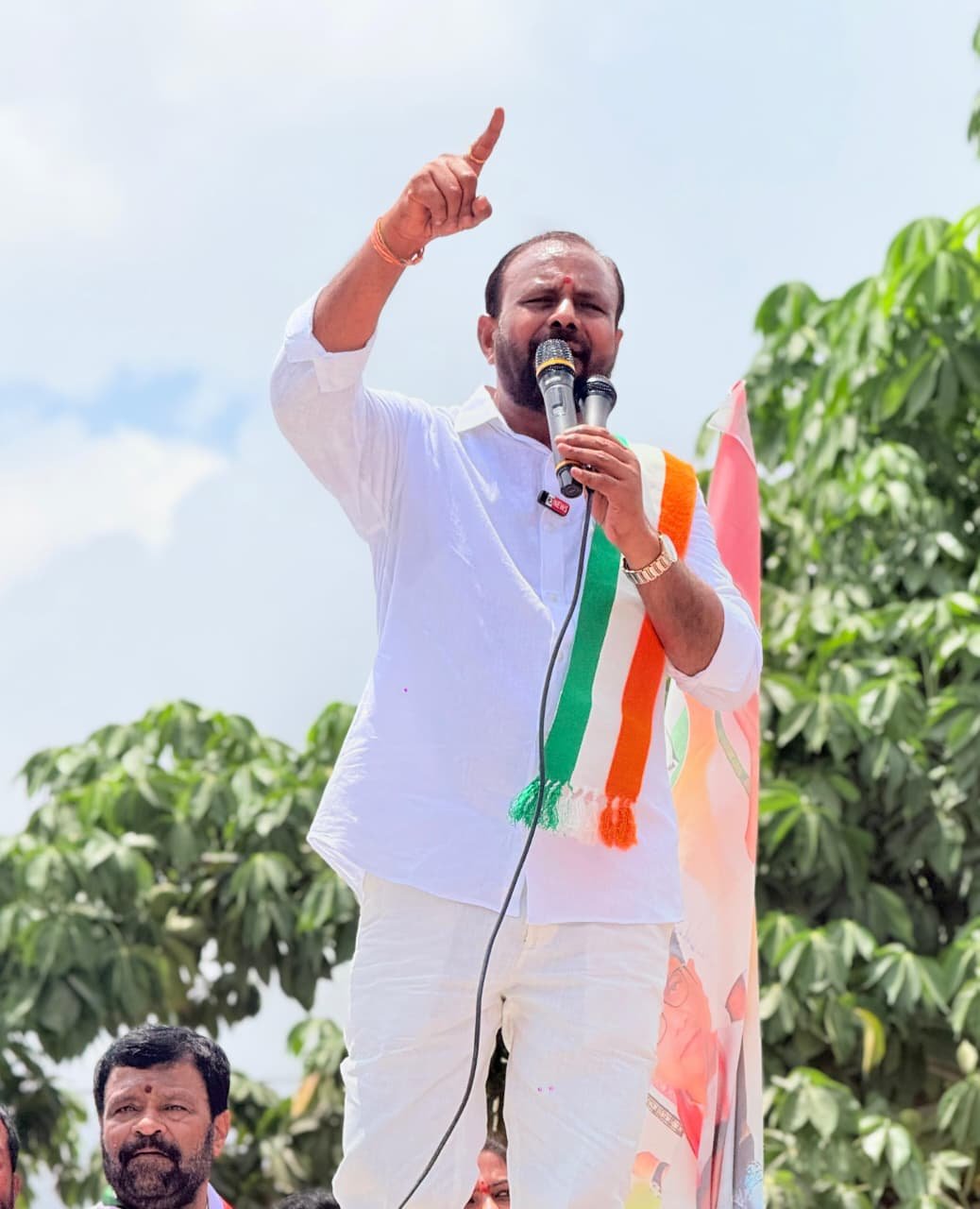 కాంగ్రెస్ ఆత్మగౌరవ ప్రదర్శనలో పాల్గొన్న నాయకులు మరియు కార్యకర్తలు