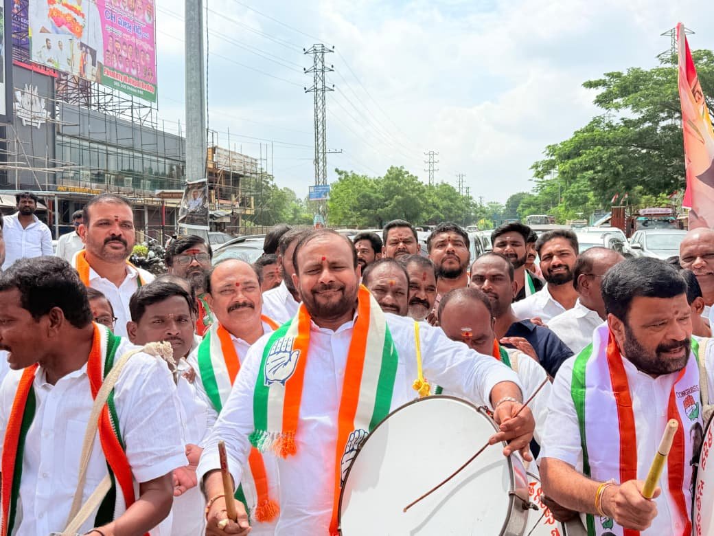 ఆత్మగౌరవ ప్రదర్శనలో మాట్లాడుతున్న కాంగ్రెస్ నాయకులు