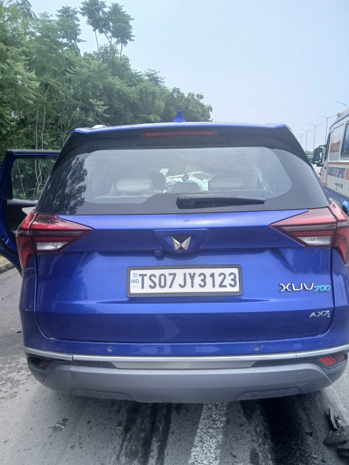 ప్రమాదానికి గురైన XUV 700 కారు