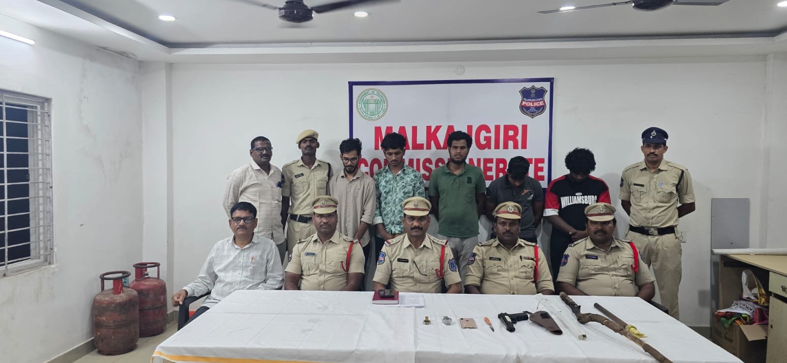 కీసర దోపిడీ కేసుకు సంబంధించిన పోలీసుల స్వాధీనం
