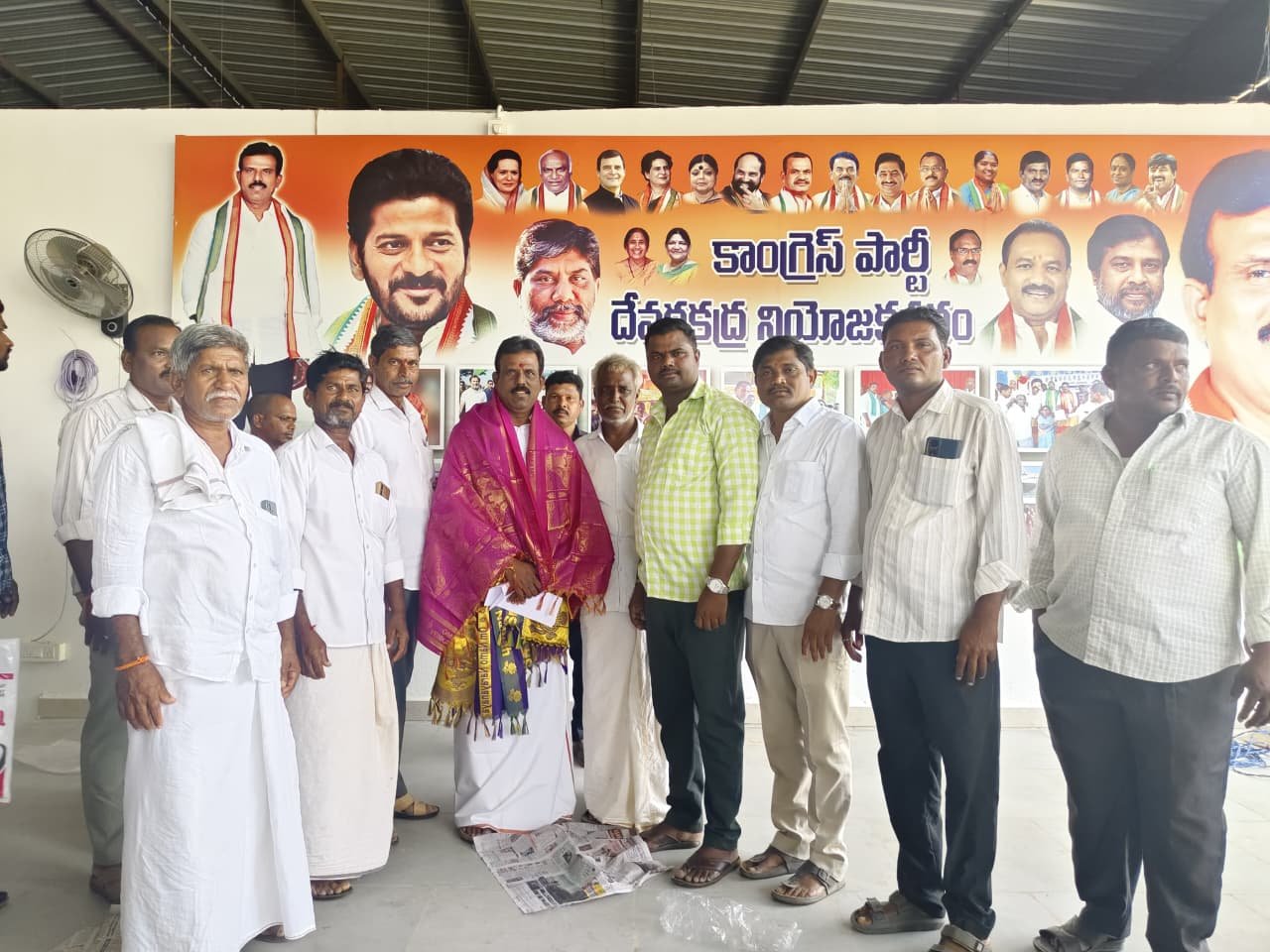 దేవరకద్ర ఎమ్మెల్యే జి. మధుసూదన్ రెడ్డిని కలిసిన స్థానిక నాయకులు, గ్రామస్తులు