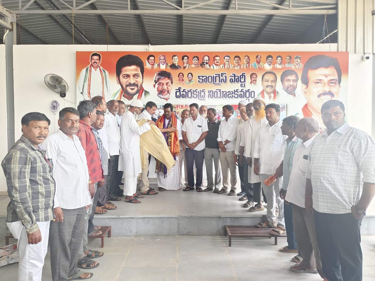 దేవరకద్ర నియోజకవర్గానికి చెందిన స్థానిక నాయకులు, గ్రామస్తులు
