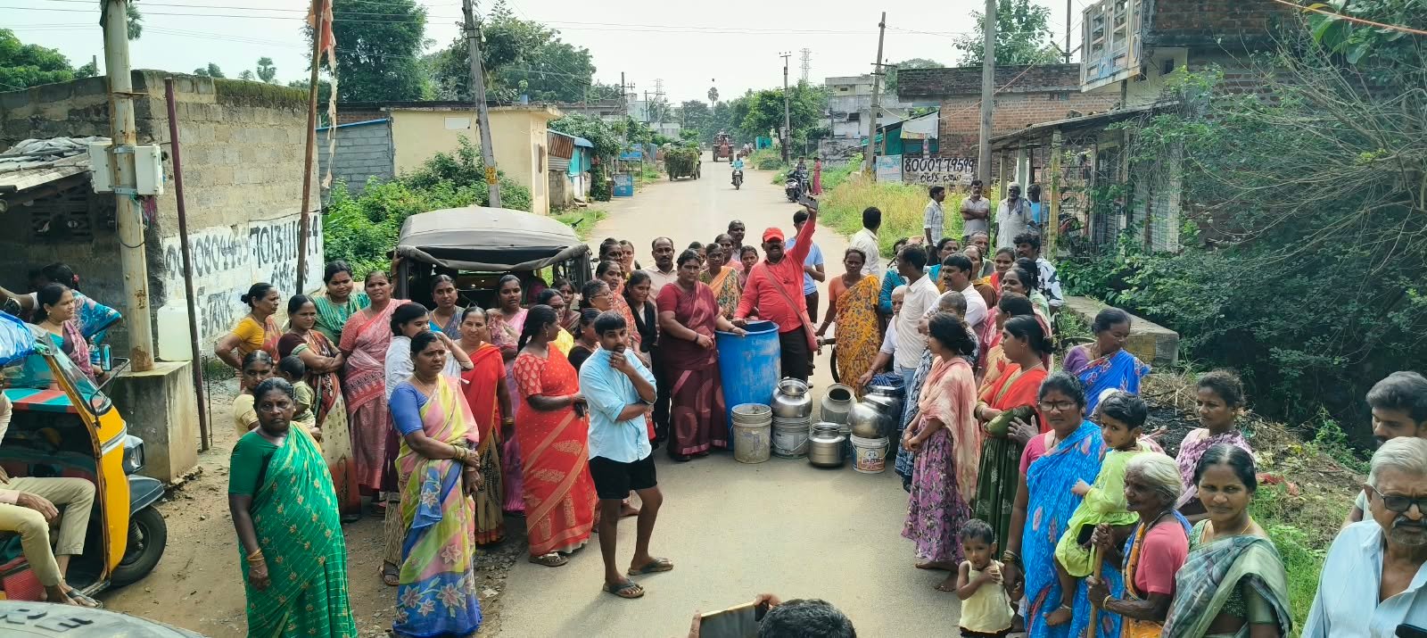 తాగునీటి సమస్య పరిష్కారం కోరుతూ ధర్నా కార్యక్రమం