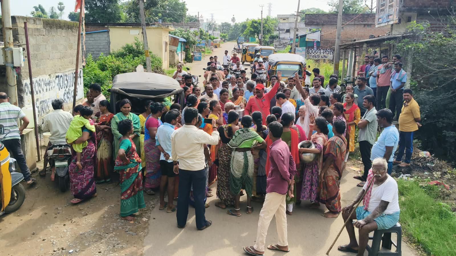 గార్ల గ్రామంలో తాగునీటి సమస్యపై నిర్వహించిన ధర్నా