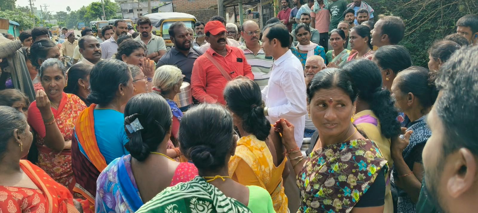 తాగునీటి సమస్య పరిష్కారం కోసం నిరసనలో పాల్గొన్న ప్రజలు