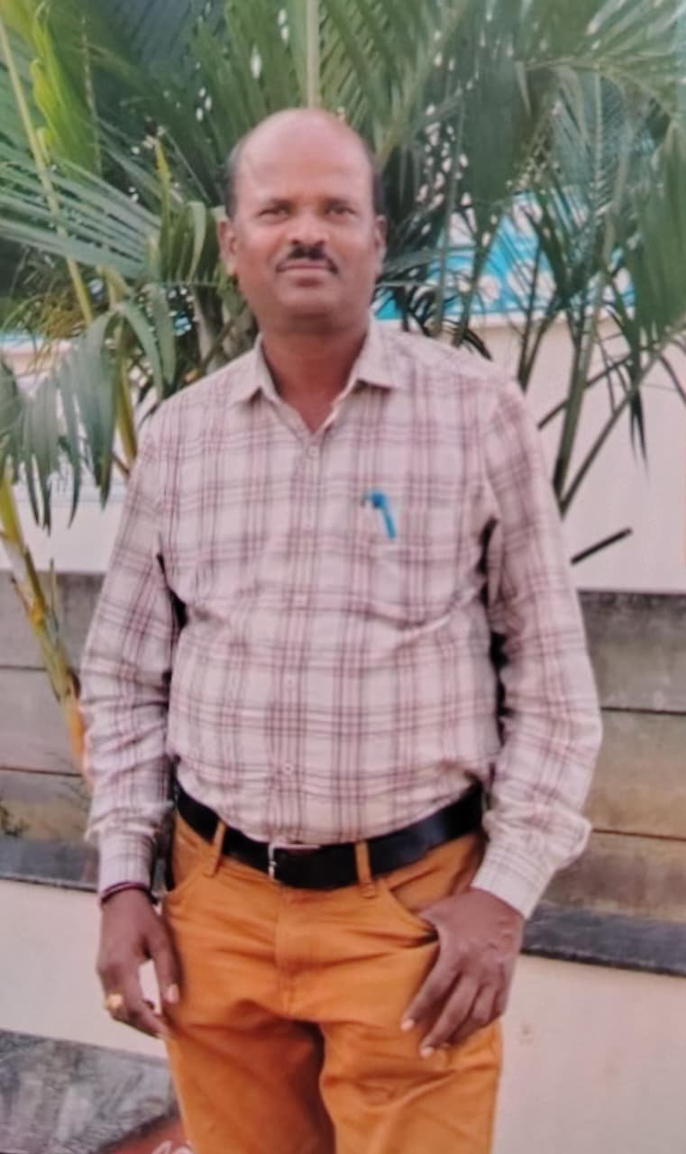 గాంధారి మండలంలో యూరియా కోసం రైతు ఫోన్ చేసిన వ్యవహారానికి సంబంధించిన చిత్రం