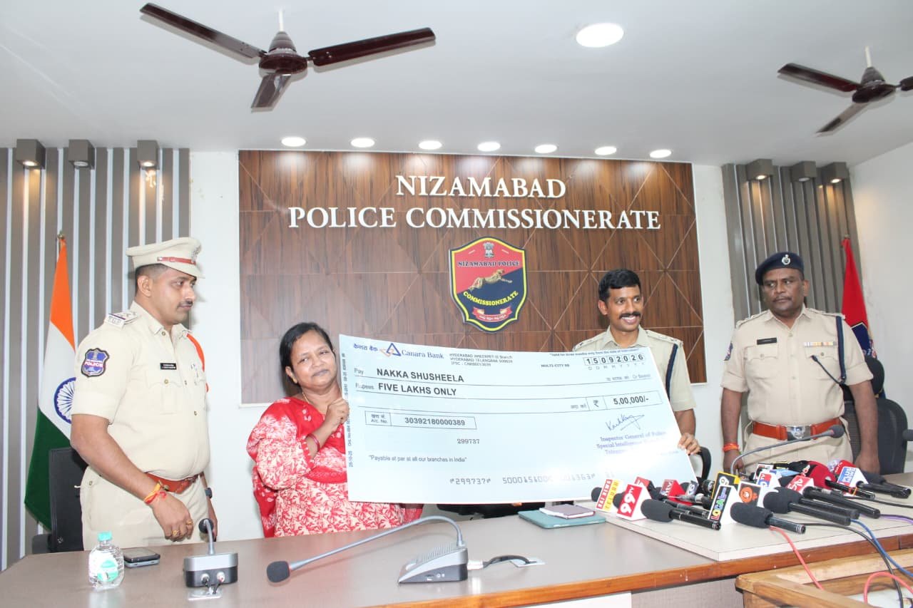 నిజామాబాద్‌లో పోలీసుల సమక్షంలో లొంగిపోయిన నక్కా సుశీల