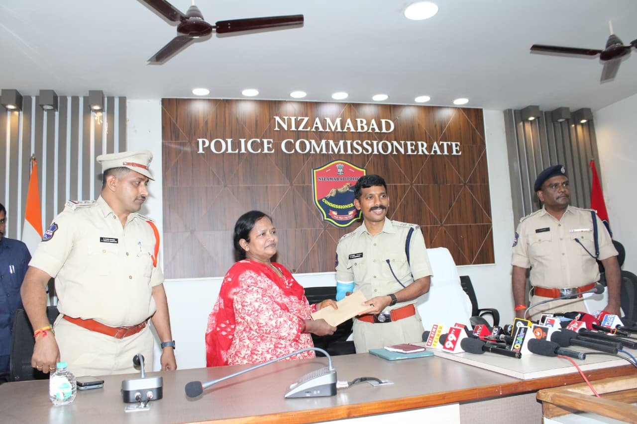 నక్కా సుశీల లొంగుబాటు సందర్భంగా పోలీసుల సమక్షంలో దృశ్యం