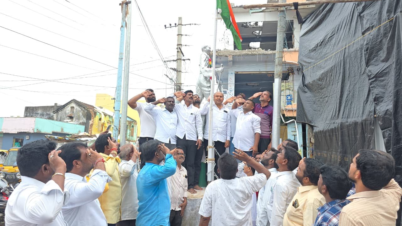 చెన్నూరులో ప్రజాపాలన దినోత్సవం సందర్భంగా నిర్వహించిన కార్యక్రమంలో పాల్గొన్న నాయకులు