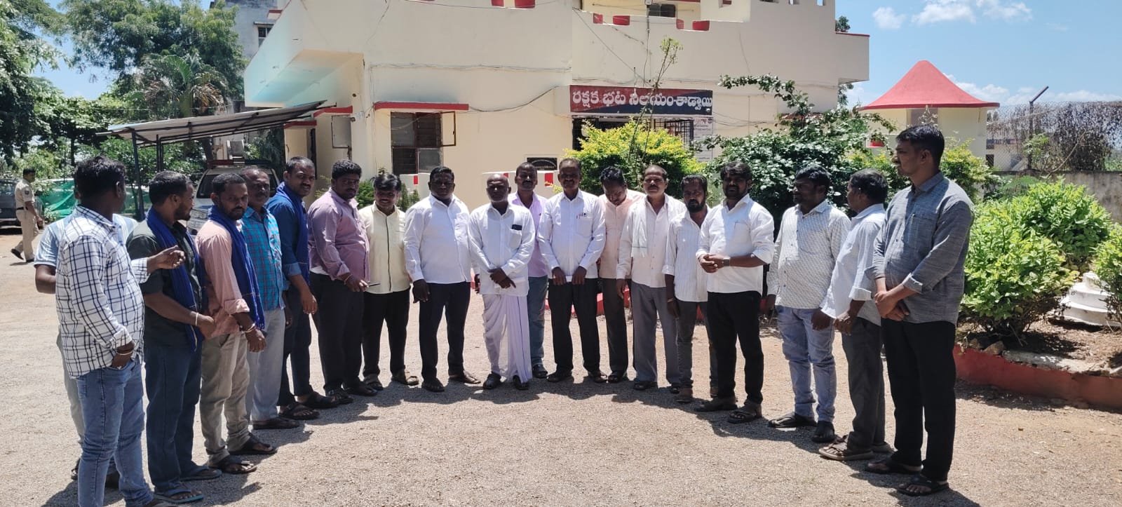తాడ్వాయి పోలీస్ స్టేషన్‌లో హమారా ప్రసాద్‌పై చర్యలు కోరుతూ పిటిషన్ అందజేస్తున్న అంబేద్కర్ సంఘం మరియు ప్రజా సంఘాల నాయకులు