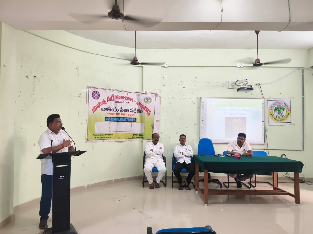 ఎల్లారెడ్డి ప్రభుత్వ డిగ్రీ కళాశాలలో తెలంగాణ ప్రజా పాలన దినోత్సవ కార్యక్రమంలో పాల్గొన్న అధ్యాపకులు మరియు విద్యార్థులు
