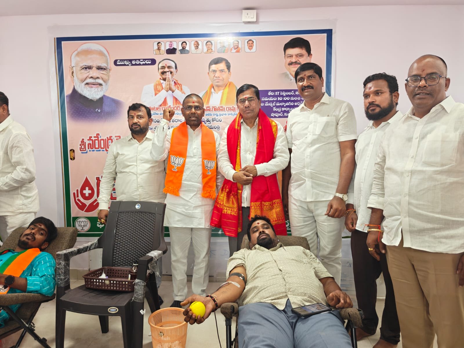 మేడ్చల్ అర్బన్ జిల్లా కార్యాలయంలో రక్తదాన శిబిరంలో పాల్గొన్న నాయకులు మరియు కార్యకర్తలు