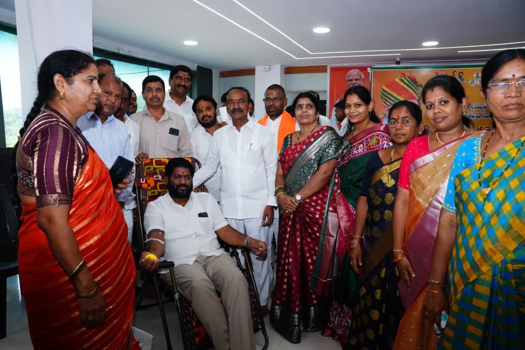 మేడ్చల్ అర్బన్ జిల్లా కార్యాలయంలో నిర్వహించిన రక్తదాన శిబిరంలో పాల్గొన్న నాయకులు, కార్యకర్తలు